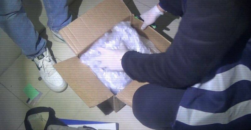 Гашишное масло и психотропы прислали иностранцу по почте в Казахстан