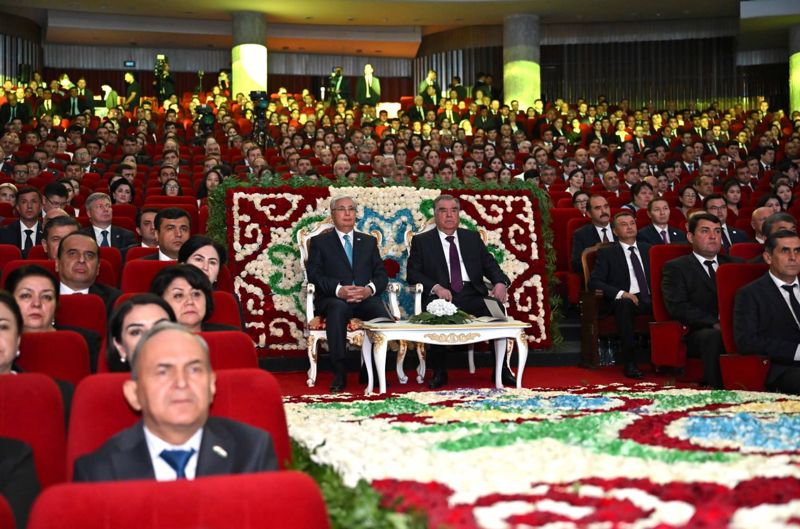 Токаев и Рахмон посетили концерт в честь Дней культуры Казахстана в Таджикистане