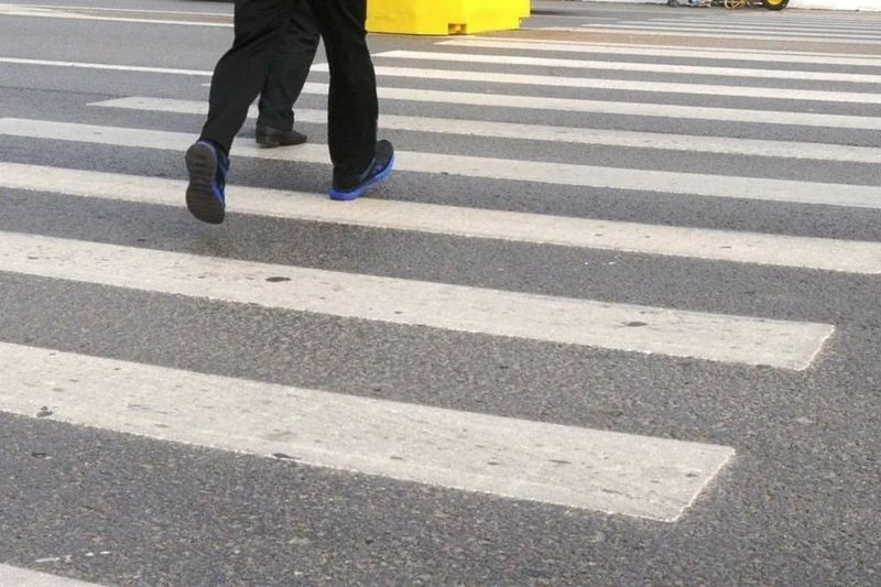 Школьница попала под автомобиль на пешеходе в Семее