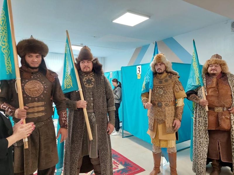 От Золотого человека до Дэдпула: в каких образах казахстанцы пришли на референдум