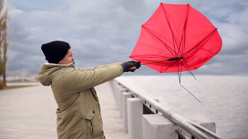 Сильный ветер в Астане: падают остановки, школьников отправляют домой