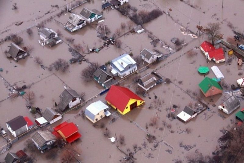 Покупают дешевое: Бозумбаев ответил на жалобы пострадавших от паводков