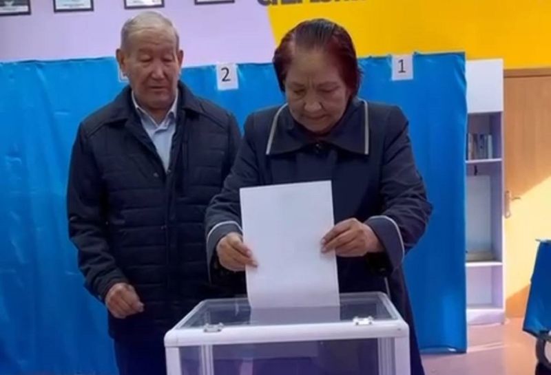 Стаж 826 лет: династия железнодорожников проголосовала в Алматы