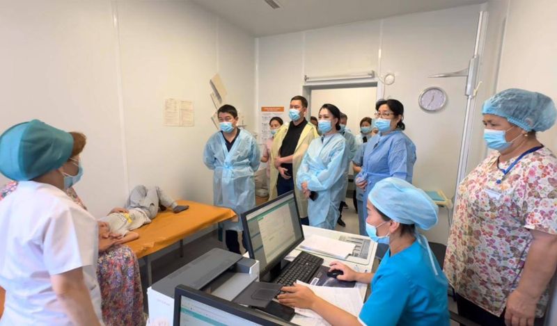 Аким Мангистауской области проверил состояние школьников, отравившихся в столовой