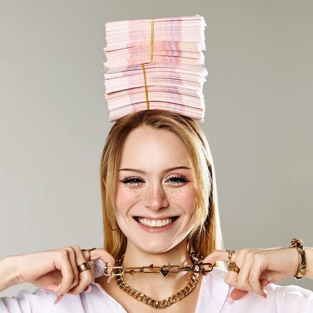 Тиктокерша из Казахстана подозревается в укрывательстве доходов в России