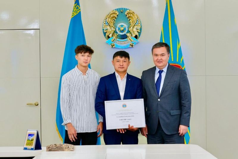 Спасшему девочку из горящей квартиры вручили 2 млн в Астане