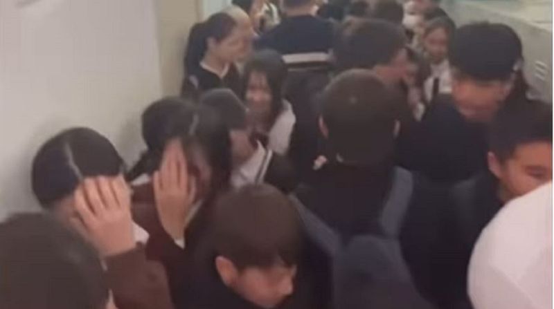 Давка среди учеников случилась в школе Актау из-за лопнувших батарей