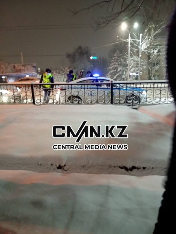 Возле генконсульства РФ в Алматы задержали женщину с плакатом