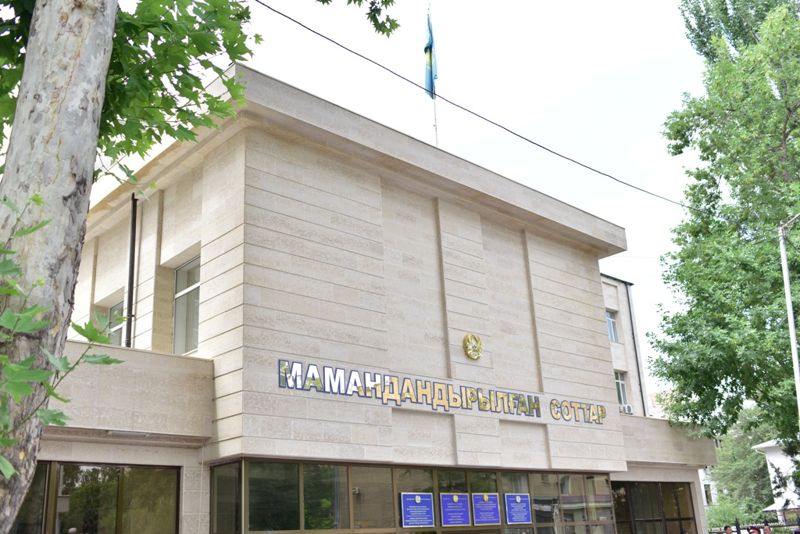 Бывшего начальника миграционной полиции Шымкента осудили за взятку