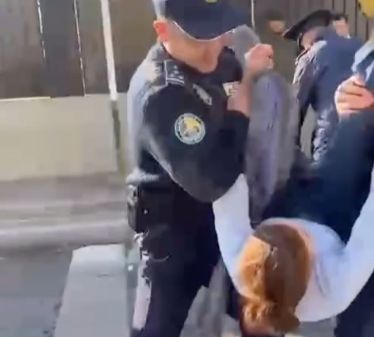 Перекрыла проезжую часть: женщина требует справедливое следствие гибели своего сына