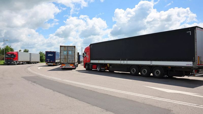 Кыргызстан отправил в Казахстан фуры с 270 тоннами гумпомощи