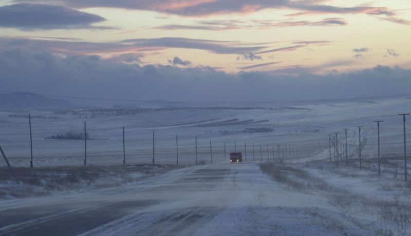 Движение грузовиков и автобусов ограничили на трассах ВКО до конца зимы