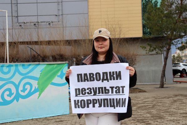 В Костанае девушка устроила пикет с плакатом "Паводки результат коррупции"