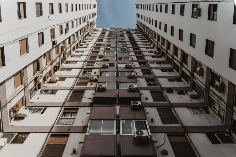 В Петропавловске женщина выжила после падения с пятого этажа