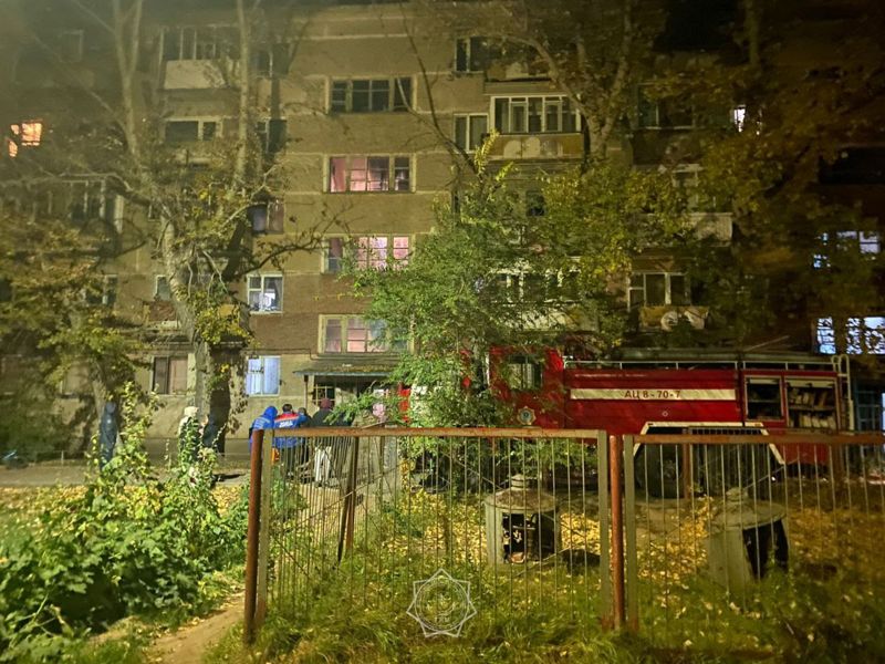 Акмолинские пожарные эвакуировали людей из пятиэтажки
