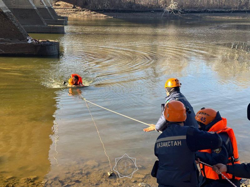 В Уральске полицейские и спасатели помогли девушке, прыгнувшей с моста