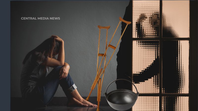 Чугунной кастрюлей сломал ногу: как алматинка 19 лет терпела домашнее насилие