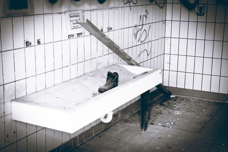 Рваная обувь, старая сантехника и холод: общественники требуют закрыть интернат в ВКО