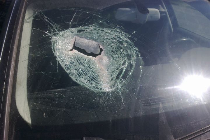 Павлодарца арестовали за кирпич, брошенный в автомобиль