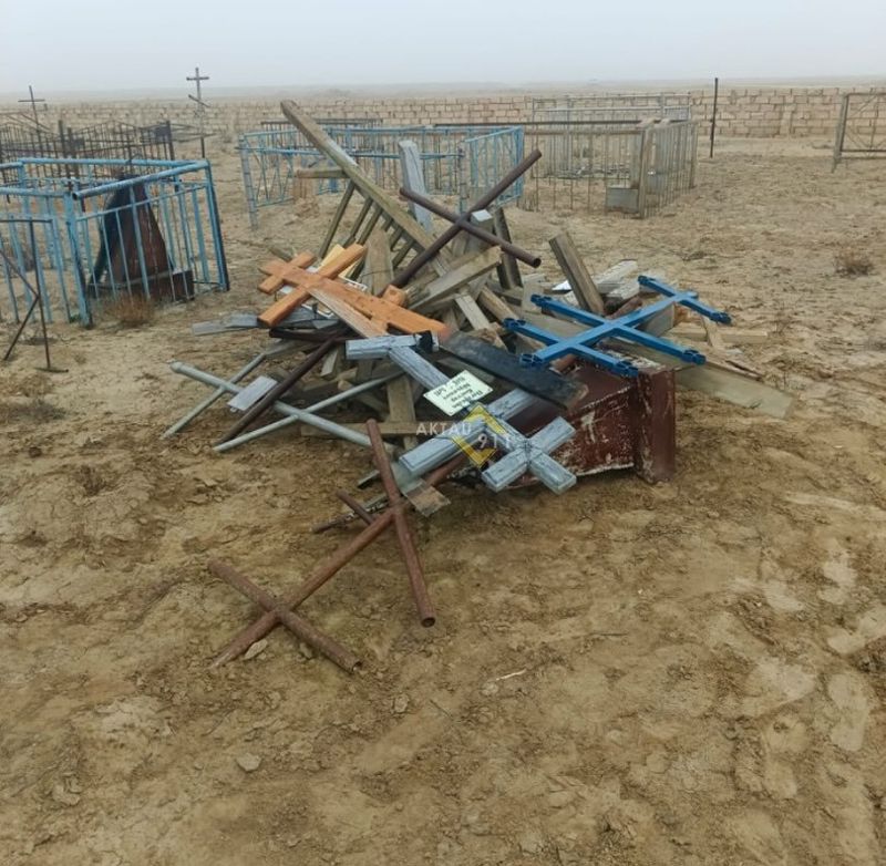 Неизвестные разгромили православное кладбище в Мангистауской области