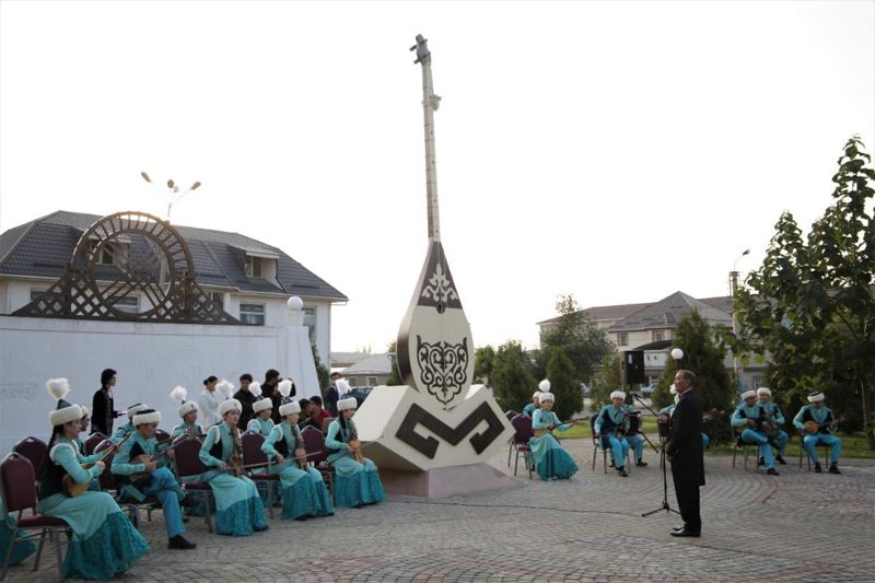 Необычный памятник установили в Таразе