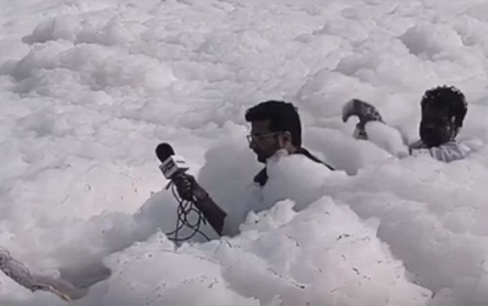 Токсичная пена на реке в Индии угрожает здоровью миллионов людей