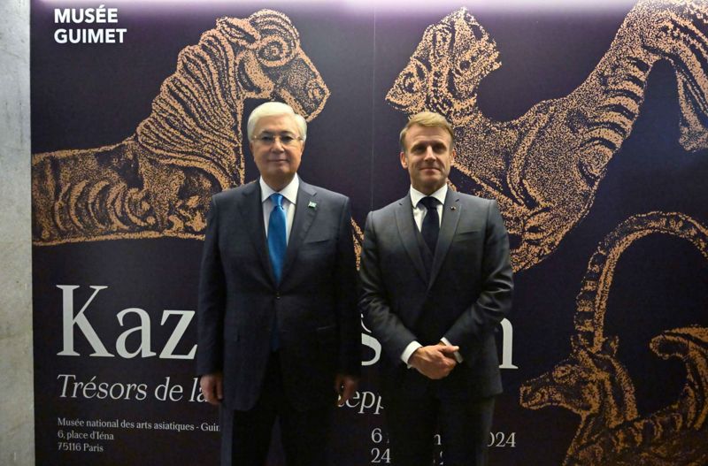 Токаев и Макрон посетили в Париже выставку об истории Казахстана