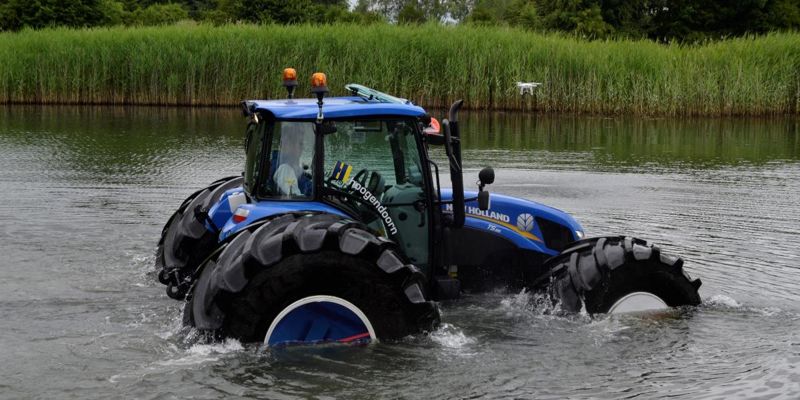 В области Абай продолжили поиск пропавших в паводки в реке трактористов