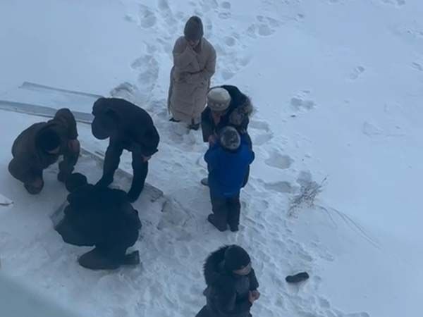 Шестилетняя девочка упала в открытый канализационный люк в Костанае