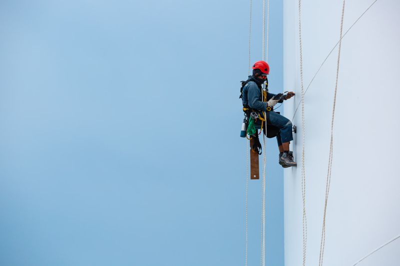 Альпинист сорвался с 12-го этажа в Алматы: парня привлекли на работу в качестве подрядчика