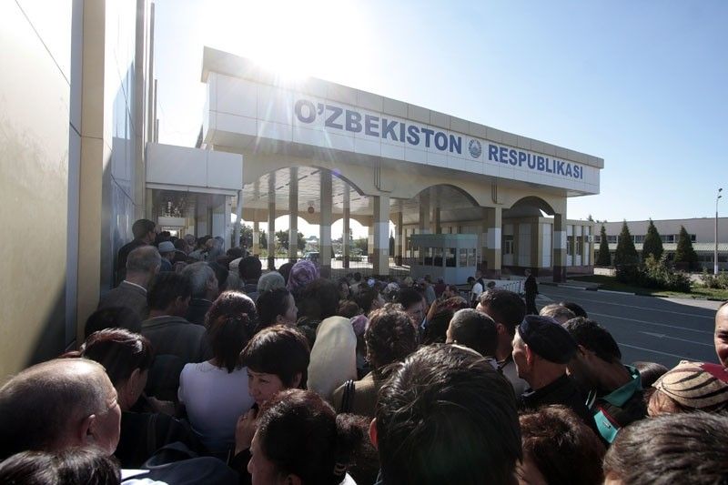 Граждан Узбекистана могут не впустить в Казахстан из-за нарушений в России