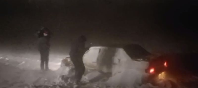 В Актюбинской области четыре человека застряли в степи из-за снега