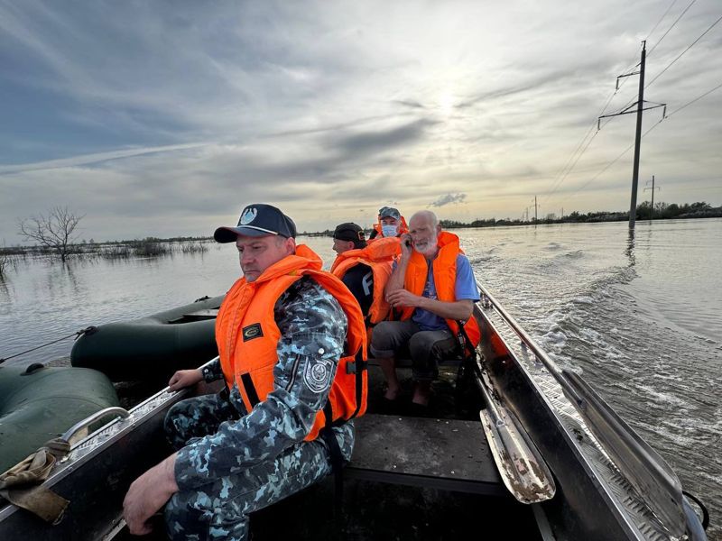 В ЗКО полицейские спасли двух мужчин с затопленных дач
