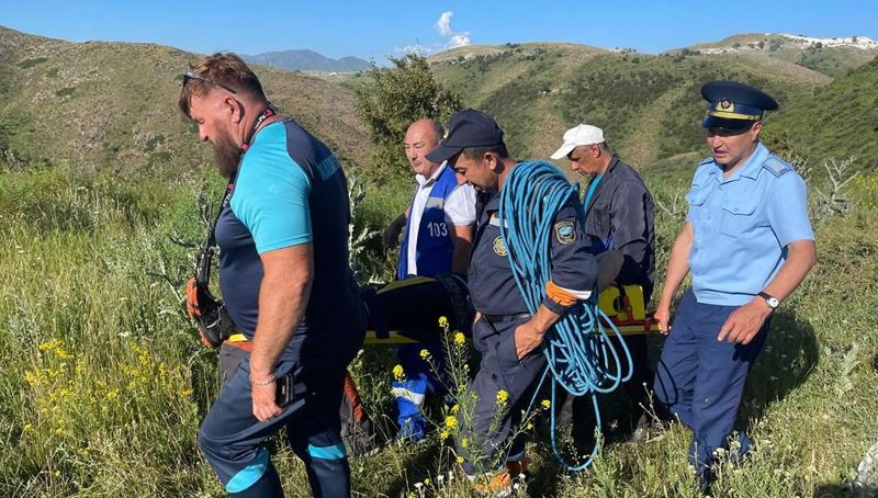 В Жетысу спасатели пришли на помощь китайскому парапланеристу