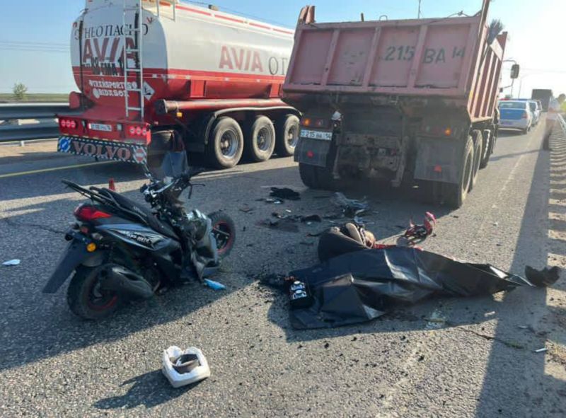 В Аксу два девятиклассника насмерть разбились на скутере