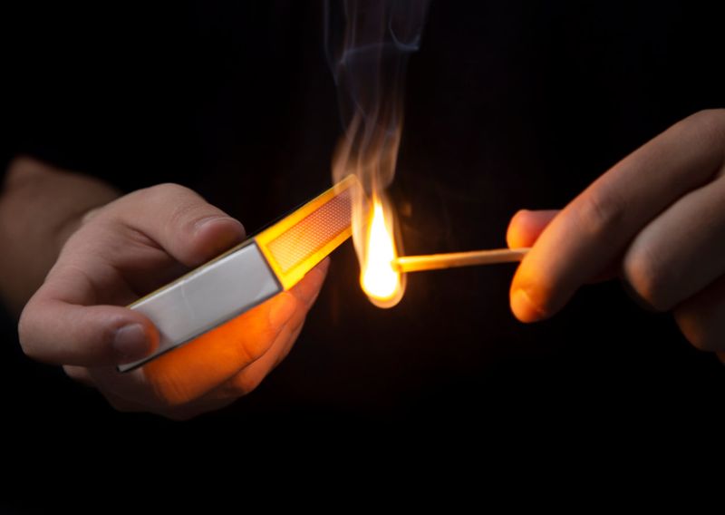 Облил себя горючей смесью: житель Актау устроил самоподжог в акимате