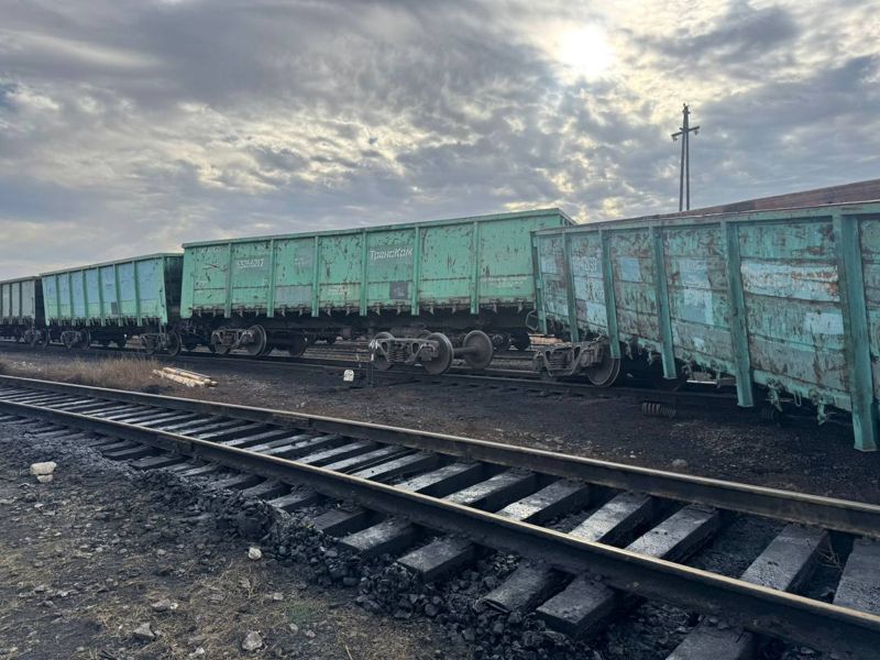Грузовые вагоны сошли с рельс на станции Шубарколь в Карагандинской области