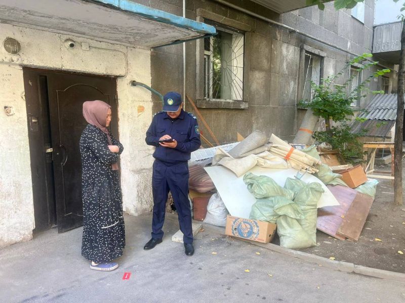 Алматинцам рассказали, куда выбросить диваны и кирпичи