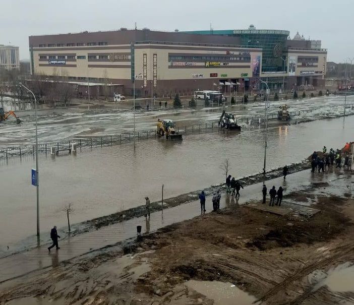 Паводок в Актюбинской области: на улицах можно рыбу ловить