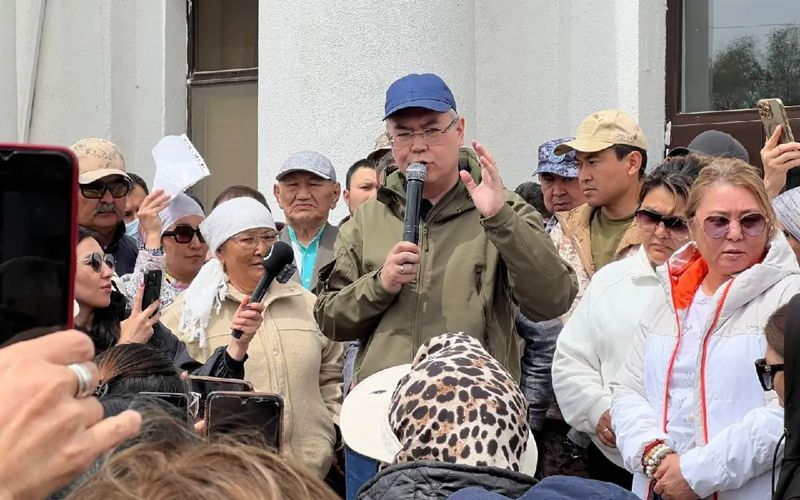 К бастующим жителям Кульсары вышел аким Атырауской области