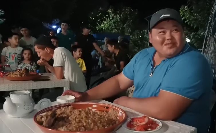 Турнир по скоростному поеданию плова прошел в Узбекистане