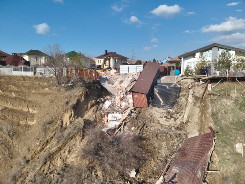 Один дом снесли спасатели после оползня в Бесагаше