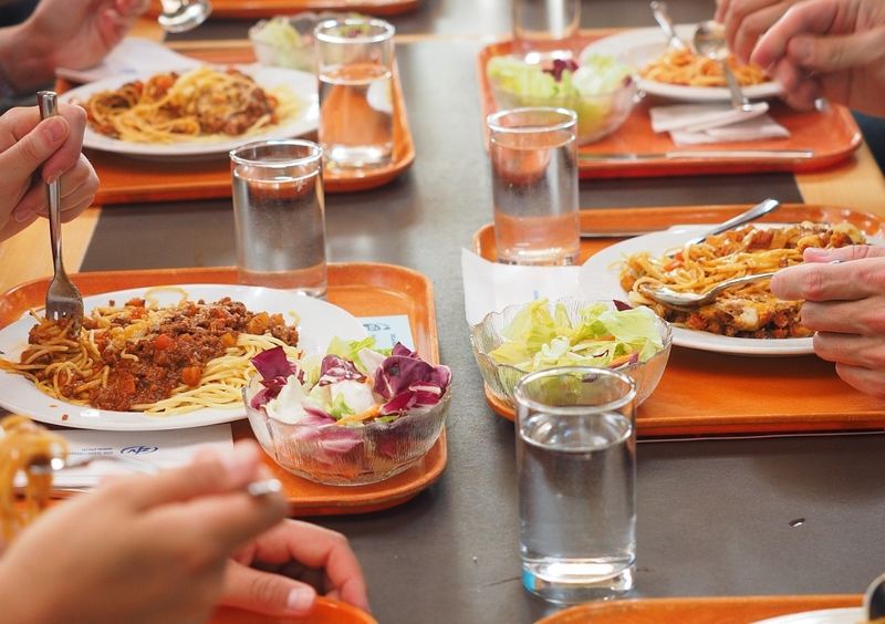 Минздрав взял на контроль массовое отравление детей в школьной столовой  