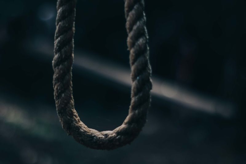 Военнослужащего нашли повешенным на ремне в Шахтинске