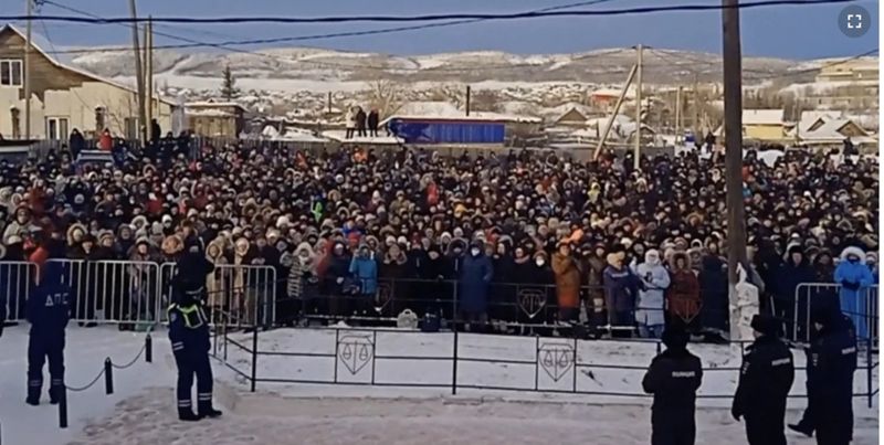 Забросали дымовыми шашками: в Башкортостане происходят столкновения протестующих и полиции