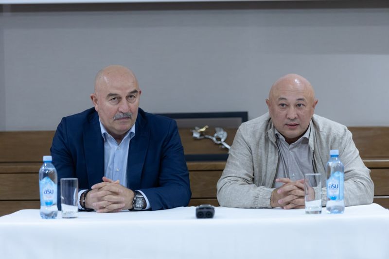 Казахстанцы возмутились реакцией Черчесова на вопрос на казахском языке