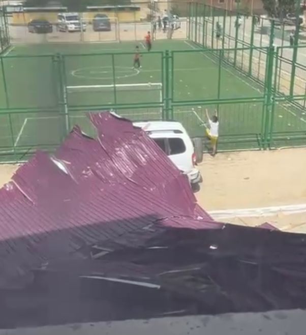 В Жанаозене сорванная со здания ветром кровля упала на автомобиль