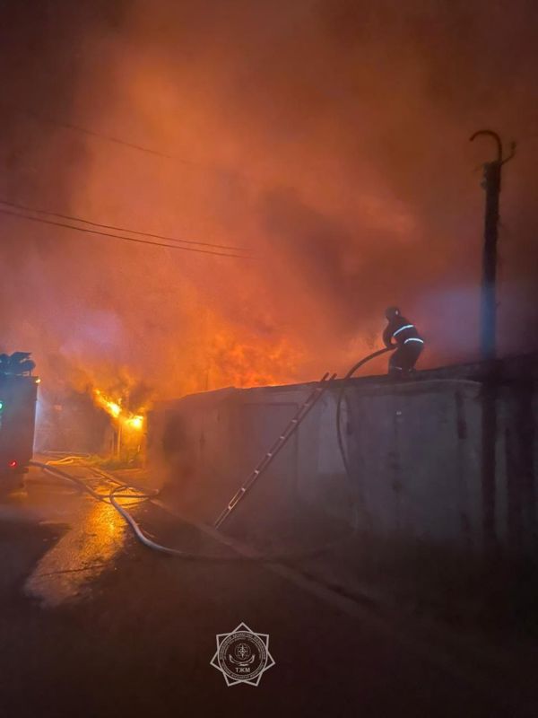 Крупный пожар тушили ночью в Атырау