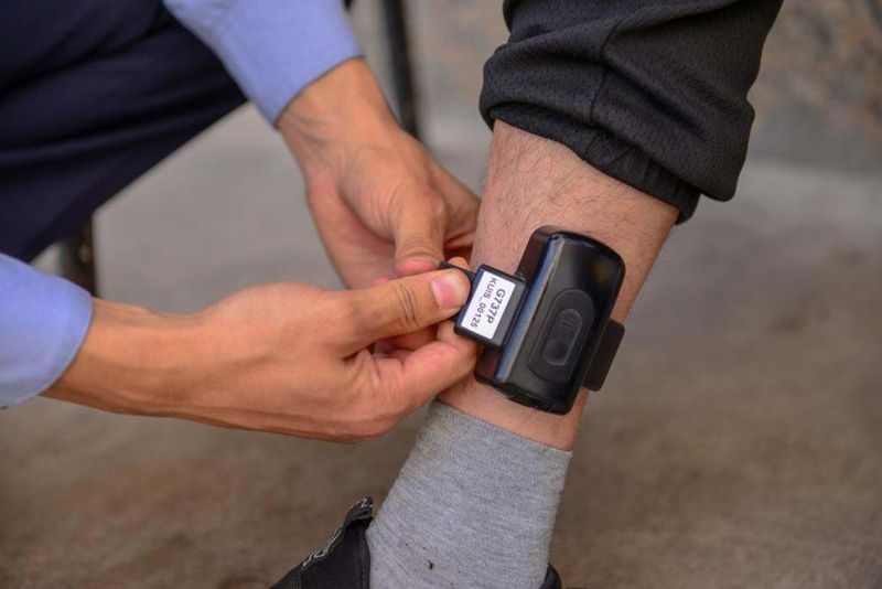 В Казахстане на арестованных стали чаще надевать электронные браслеты