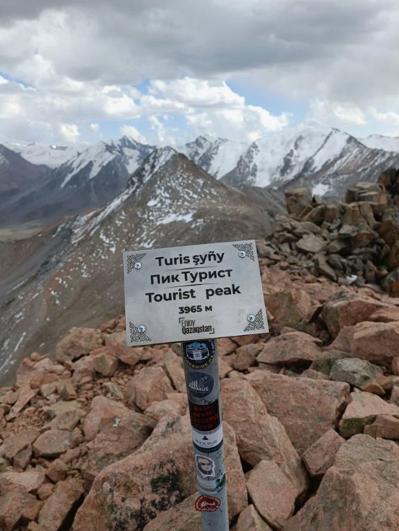 11 подростков спасли в горах Алматы. Один ранен